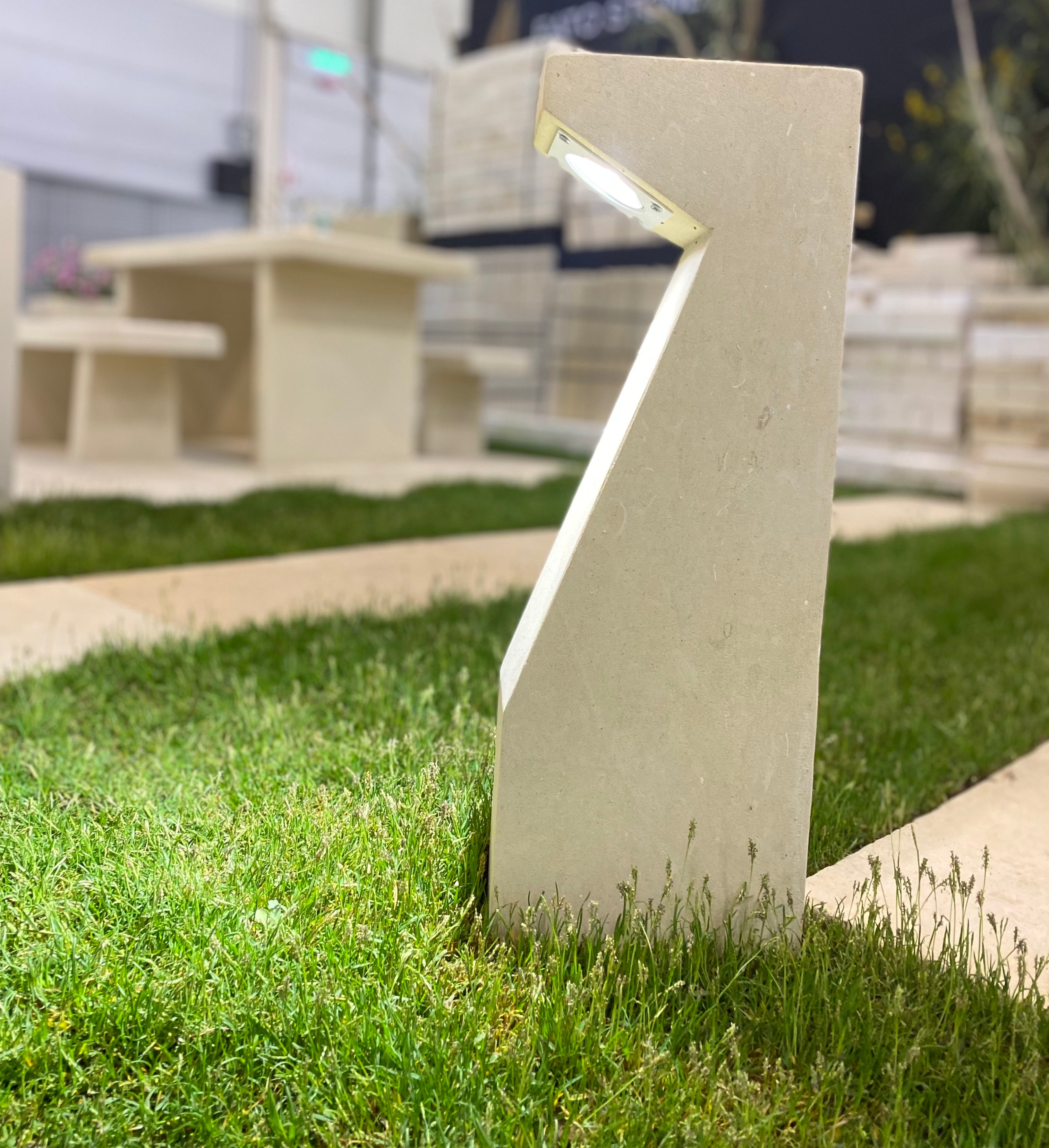 Segnaviale in pietra leccese con luce Led stile moderno