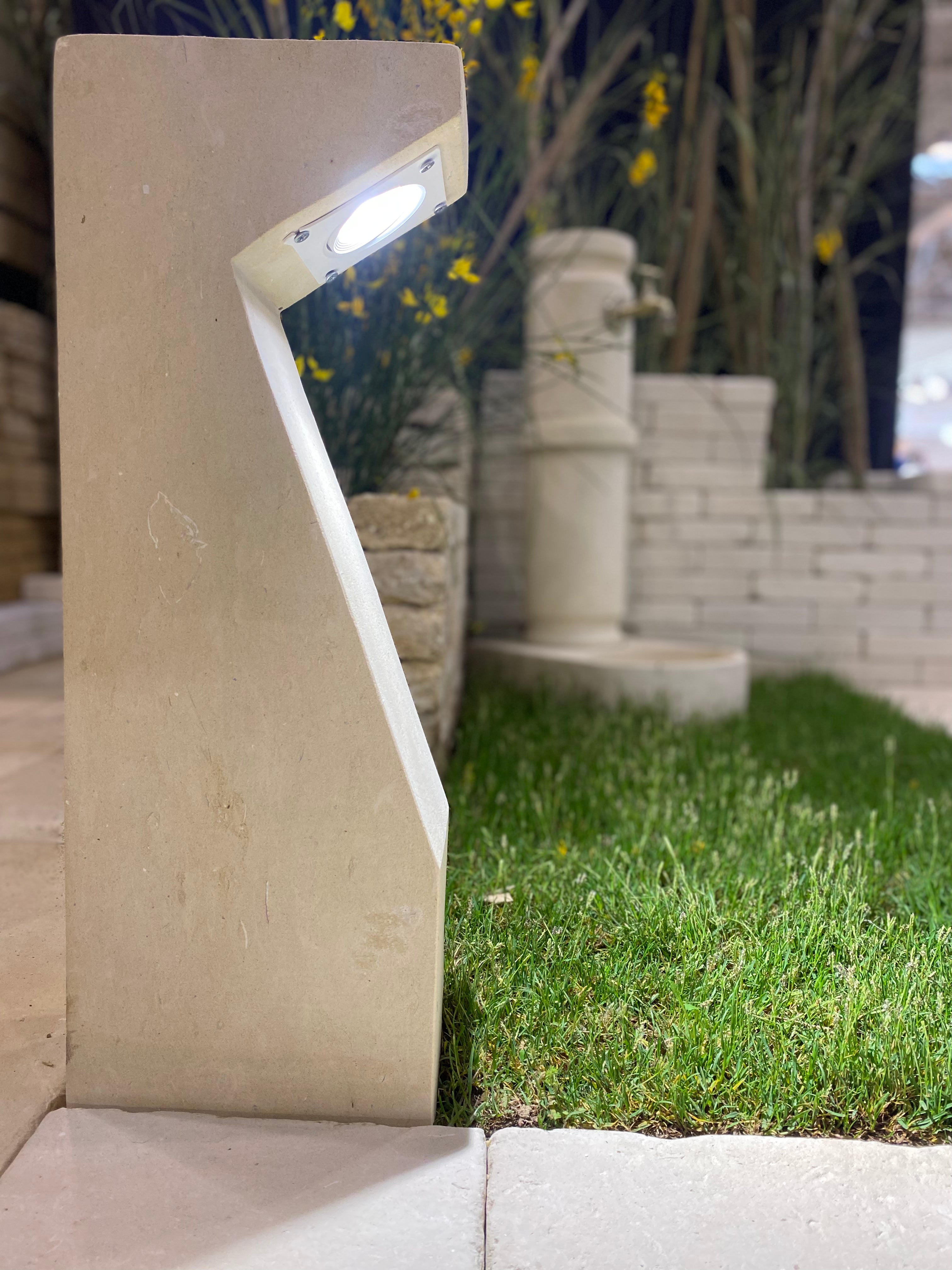 Segnaviale in pietra leccese con luce Led stile moderno