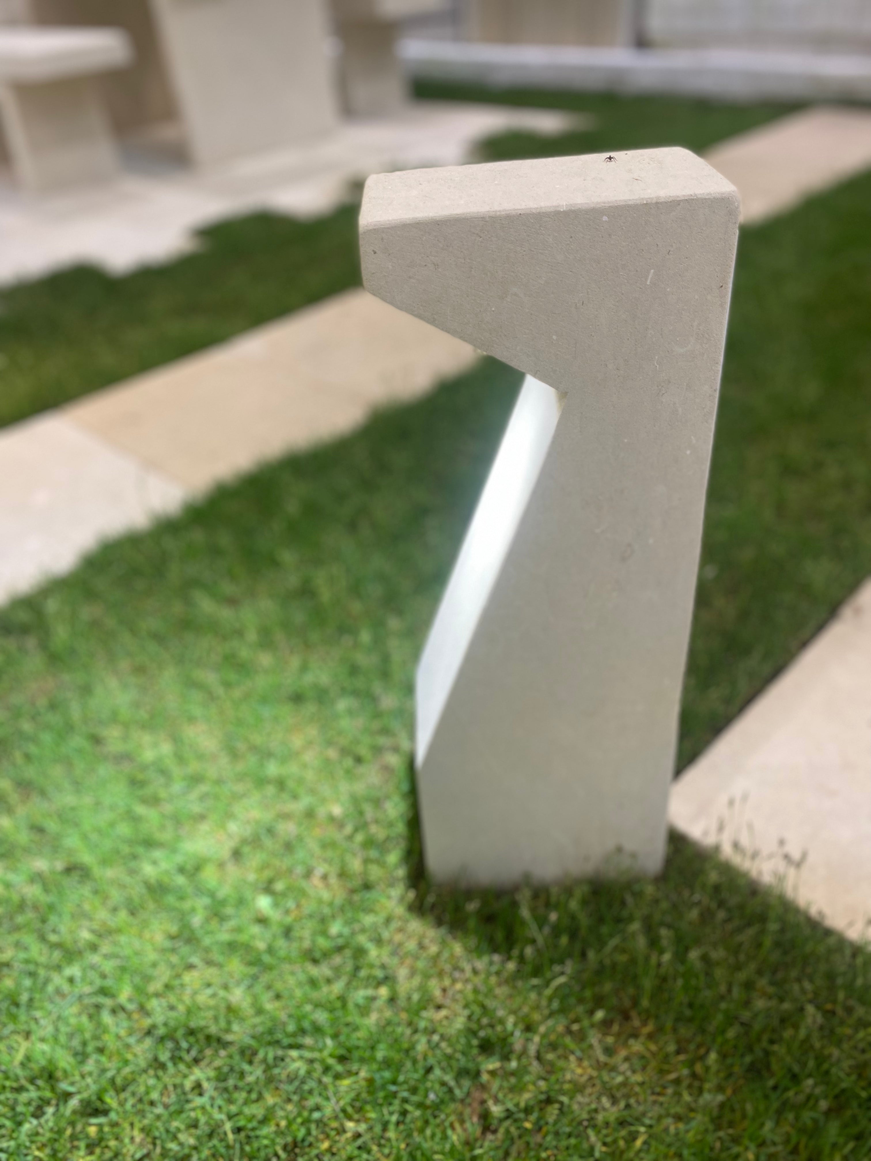 Segnaviale in pietra leccese con luce Led stile moderno