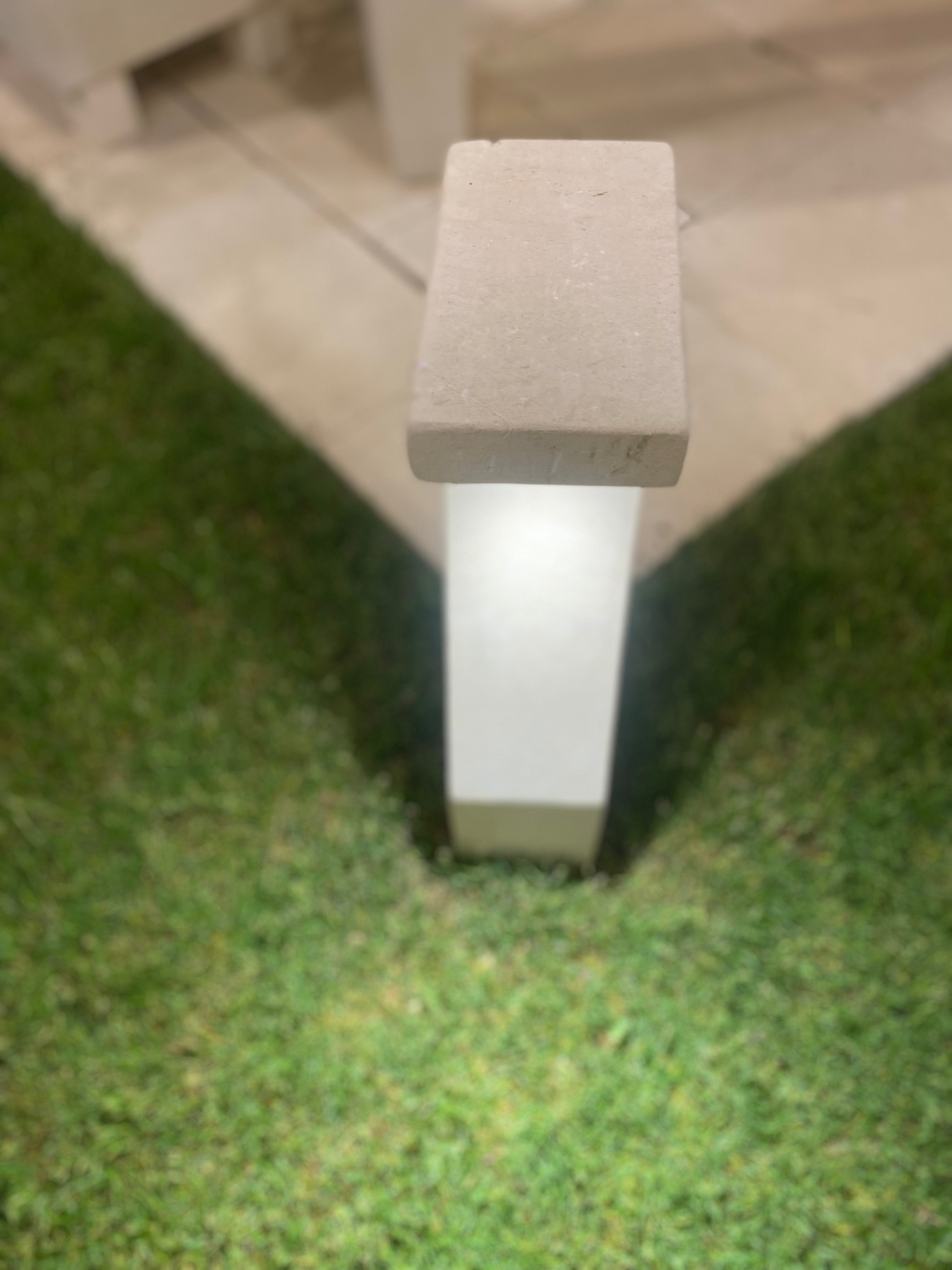 Segnaviale in pietra leccese con luce Led stile moderno