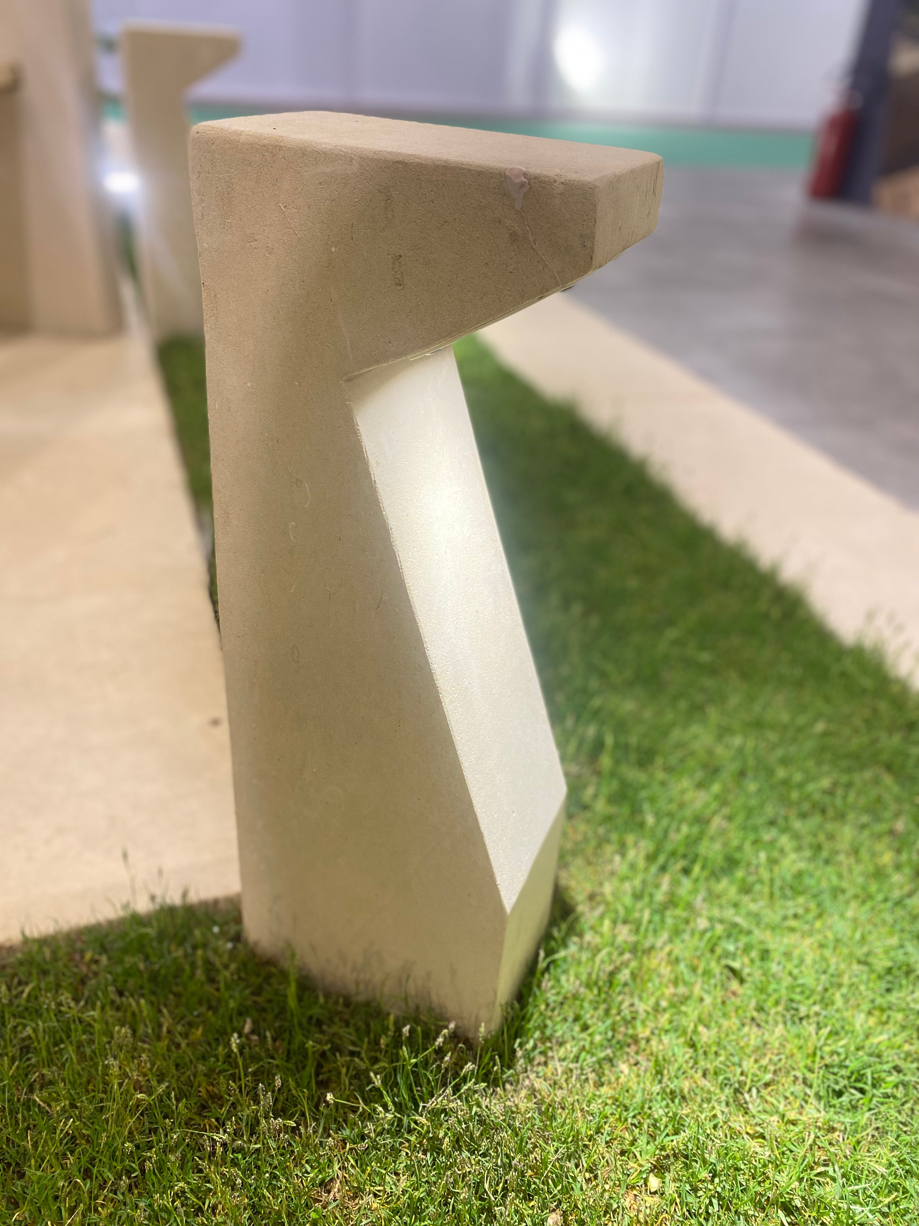 Segnaviale in pietra leccese con luce Led stile moderno