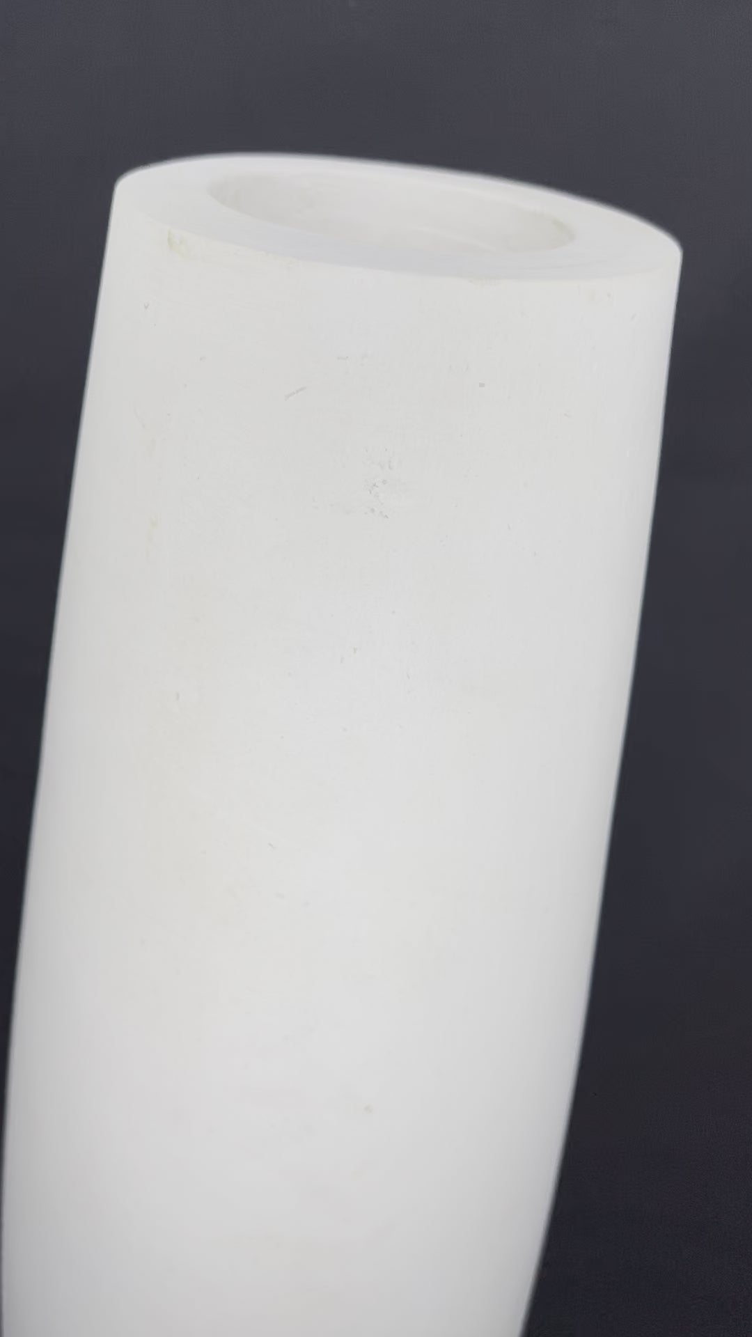 Vaso lungo in pietra bianca di Ostuni